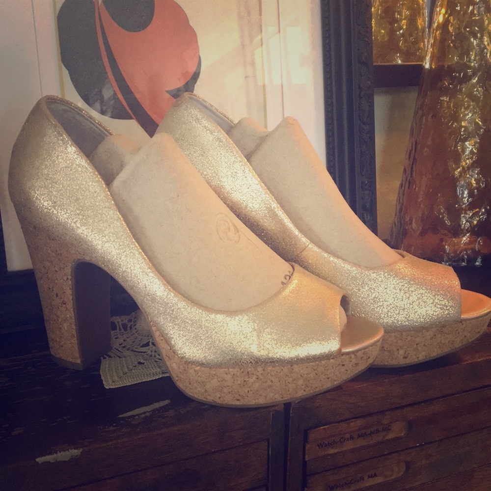 Jessica Simpson 8 1/2 gold heels